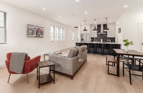 Near East Columbus Apartment | Luxury Escape 4BR 3 bath Oasis in Historic Old Town