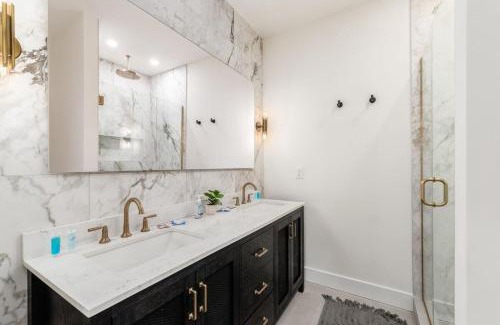 Near East Columbus Apartment | Luxury Escape 4BR 3 bath Oasis in Historic Old Town