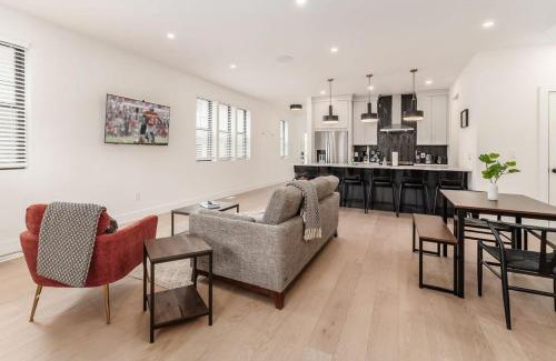 Near East Columbus Apartment | Luxury Escape 4BR 3 bath Oasis in Historic Old Town
