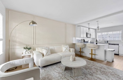 Golfview Apartment | Luxury escape in Prime Location FREE parking &crib