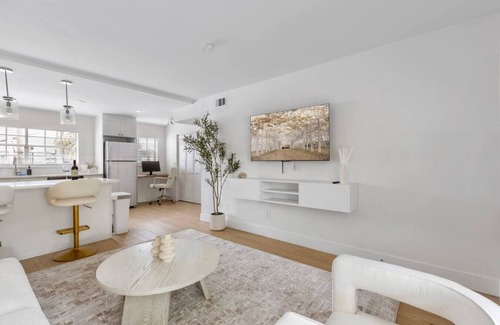 Golfview Apartment | Luxury escape in Prime Location FREE parking &crib