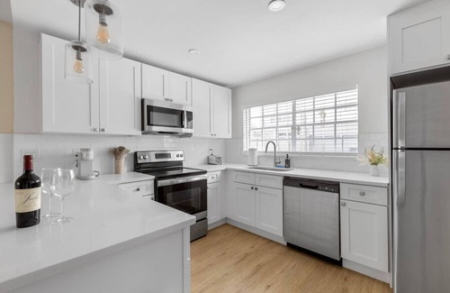 Golfview Apartment | Luxury escape in Prime Location FREE parking &crib