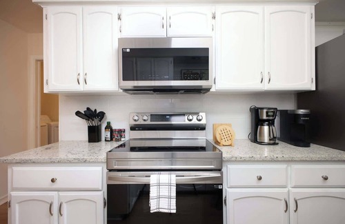 North San Antonio - SAT House | Luxury Escape: Pool, Sportscourt, Games, & Theater!