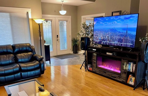 Southeast Kelowna House | Luxury Executive Home with Pool & Hot Tub Near Wineries, Hiking, KVR & Golf