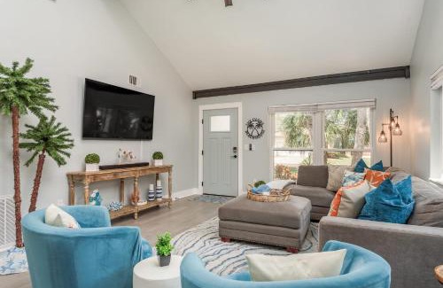 Tarpon Springs House | Luxury Family Beach Escape with Heated Pool and Putting Green