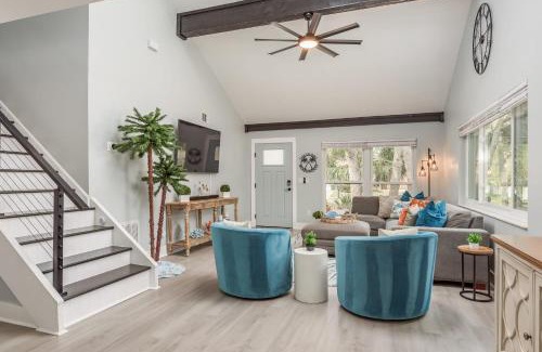 Tarpon Springs House | Luxury Family Beach Escape with Heated Pool and Putting Green