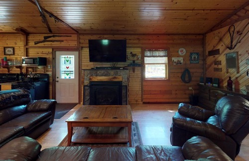 Triumph Cabin | Luxury Family Cabin Near Starved Rock - Grandma's Cabin - sleeps 14 maximum