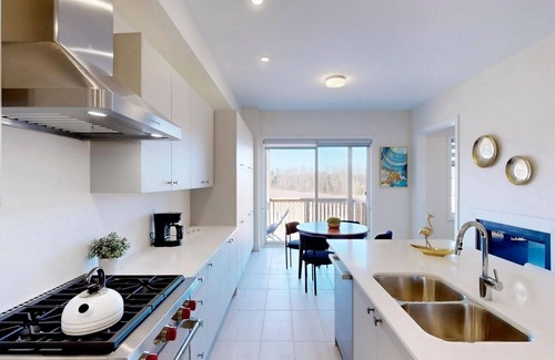Vaughan House | Luxury family home in a quiet neighborhood near Wonderland and Toronto