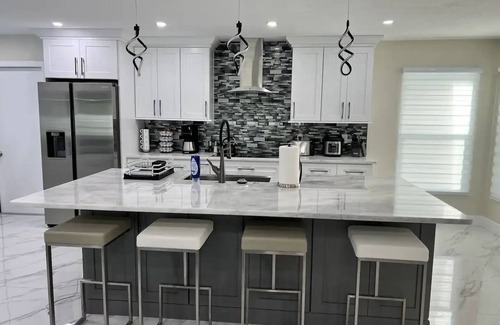 Lakeview Village House | Luxury Family Oasis: Fabulous Screened Pool