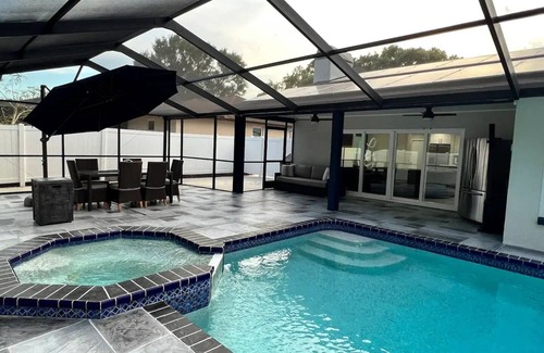 Lakeview Village House | Luxury Family Oasis: Fabulous Screened Pool