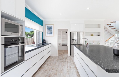 Pialba House | Luxury Family Retreat on the Esplanade. Across street from beach, Pet friendly