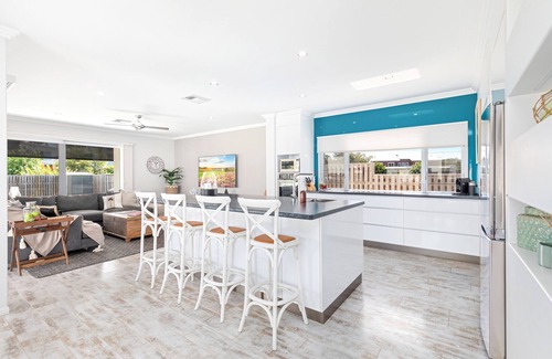 Pialba House | Luxury Family Retreat on the Esplanade. Across street from beach, Pet friendly