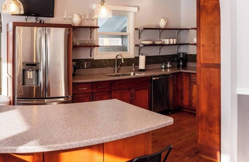 Cody House | Luxury Family Stay in Downtown Cody Sleeps Up to 16