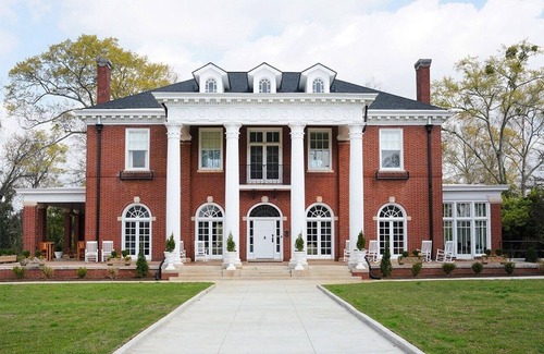 LaGrange Apartment | Luxury Family Suite in LaGrange Historic Mansion