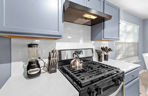 Franklin Park House | Luxury farmhouse A - 10 min from DT - sleeps 10