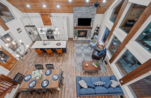 Broken Bow Cabin | Luxury Farmhouse | Swing Bed, Pool Table, Games!