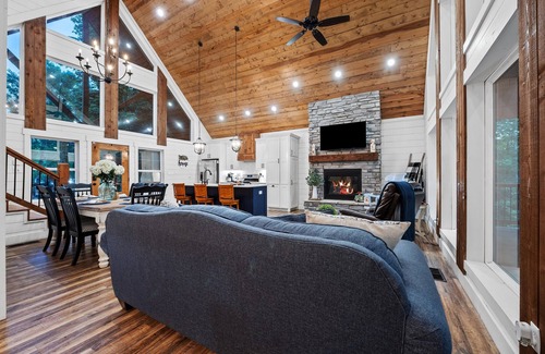 Broken Bow Cabin | Luxury Farmhouse | Swing Bed, Pool Table, Games!