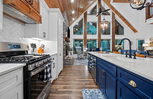 Broken Bow Cabin | Luxury Farmhouse | Swing Bed, Pool Table, Games!