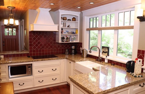 Roberts Creek House | Luxury Forest Escape in Roberts Creek with Sauna