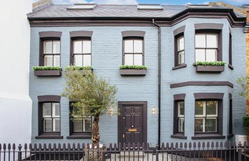 Parsons Green and Walham Apartment | Luxury Fulham Townhouse with a Bar & Games Room