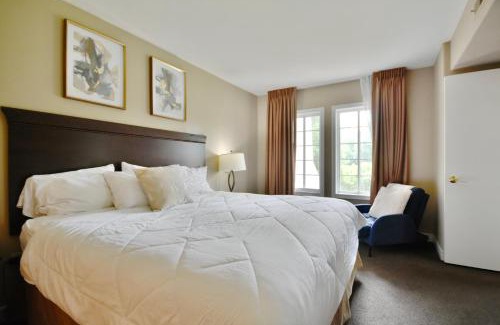Oro-Medonte Apartment | Luxury Garden View Jacuzzi Suite Pool Sauna Gym