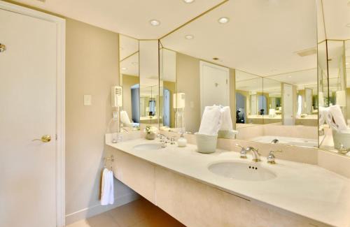 Oro-Medonte Apartment | Luxury Garden View Jacuzzi Suite Pool Sauna Gym