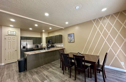 South Jordan House | Luxury Gateway, South Jordan Near I-15, Aquarium