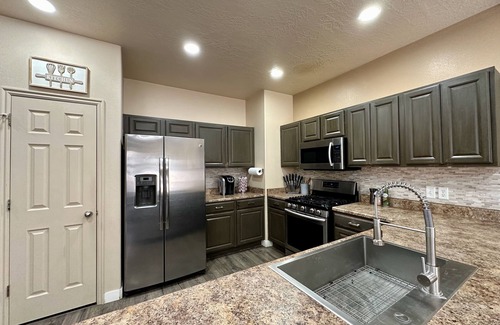 South Jordan House | Luxury Gateway, South Jordan Near I-15, Aquarium