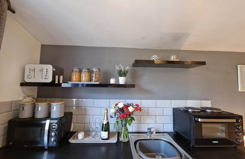 Cutnall Green Apartment | Luxury Retreat with private Hot tub at Broad House Farm Worcestershire
