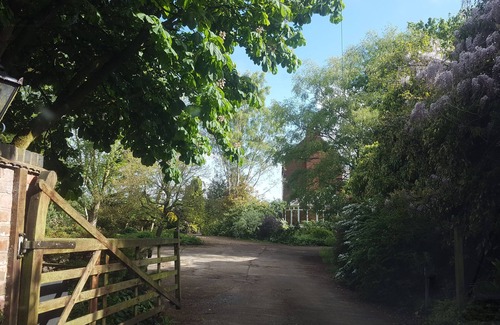 Cutnall Green Apartment | Luxury Retreat with private Hot tub at Broad House Farm Worcestershire