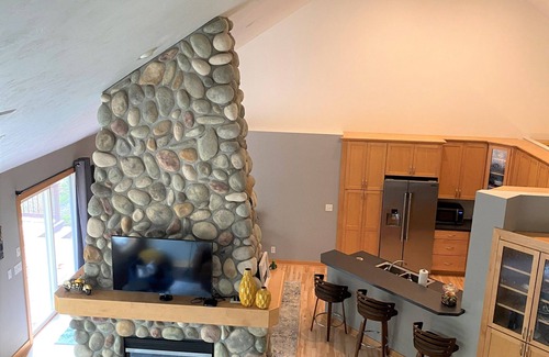 West Olive House | Luxury getaway. 5 BR, 3BA, 3500 sq. Ft., 2 acres. Sleeps16.