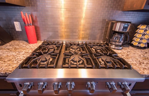 West Des Moines House | LUXURY GETAWAY! ARCADE, POOL TBL, PING PONG, HOT TUB, DECK! ACCESS TO POOLS!