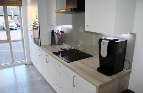 Castleford House | Luxury getaway home. 5 mins to Xscape and Junction 32 shopping centres!