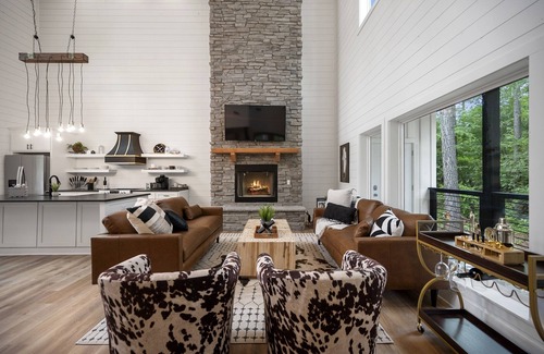 Pickens Cabin | Luxury Getaway I Mini Golf, Hot Tub, Fire pit, RV Parking