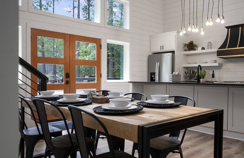 Pickens Cabin | Luxury Getaway I Mini Golf, Hot Tub, Fire pit, RV Parking