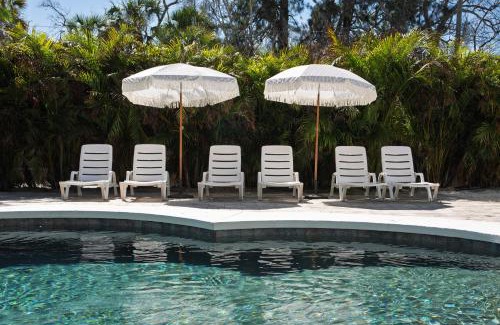 Siesta Key House | Luxury getaway steps from beach sleeps 10