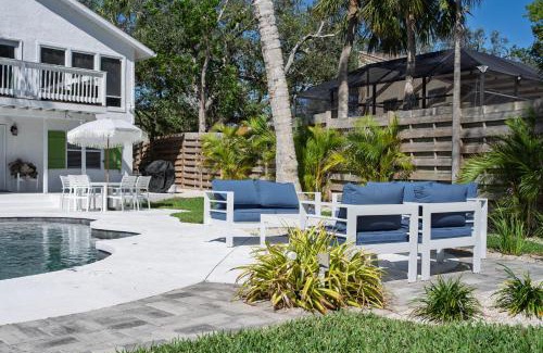 Siesta Key House | Luxury getaway steps from beach sleeps 10
