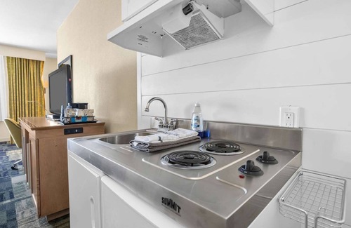 Vacaville Hotel | Luxury Getaway! with Free continental breakfast, close to Southwood Park