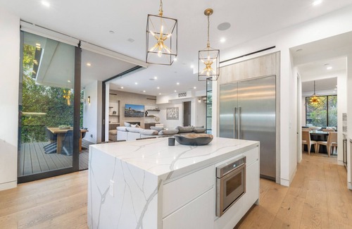 Sherman Oaks House | Luxury Green villa! 6bdr w pool and theatre