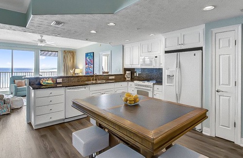 Thomas Drive Condo | Luxury Gulf-Front 2 Bedroom Condo