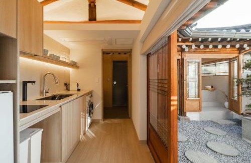 Gahoe-dong Apartment | Luxury Hanok Moonlight Hill