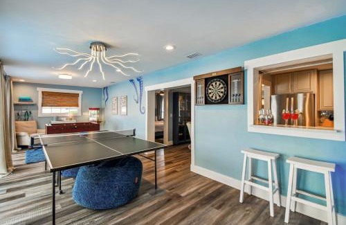 Tarpon Springs House | Luxury heated-pool home blocks from the beach