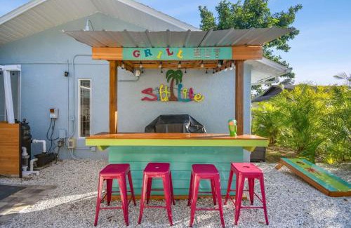 Tarpon Springs House | Luxury heated-pool home blocks from the beach