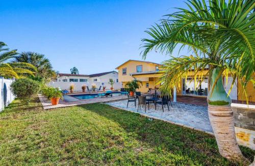 Bay Crest Park House | Luxury Heated Salt Pool House in Perfect Location!