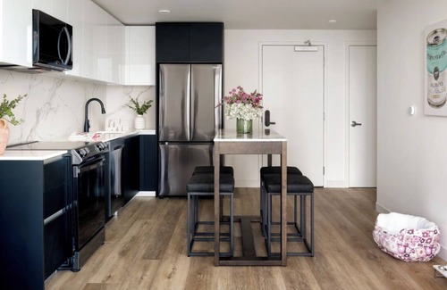 Downtown Oakland Apartment | Luxury Highrise Condo Near SF. Coworking, Gym, Spa, Pool