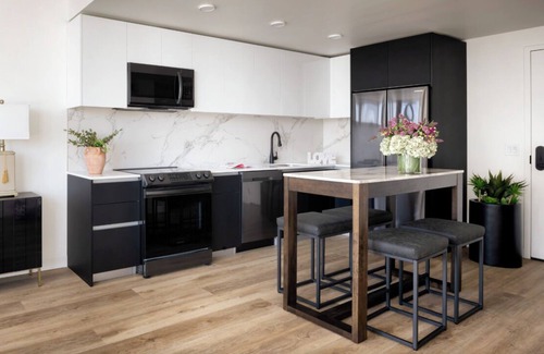 Downtown Oakland Apartment | Luxury Highrise Condo Near SF. Coworking, Gym, Spa, Pool