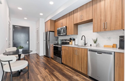 Los Angeles Apartment | Luxury Hollywood King Studio I Pool, Gym, Parking, 10min to Universal Studios