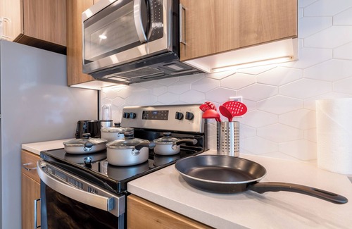 Los Angeles Apartment | Luxury Hollywood King Studio I Pool, Gym, Parking, 10min to Universal Studios