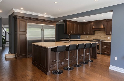 Whitby House | Luxury home 4BR, Pool, & 5 Mins to 401
