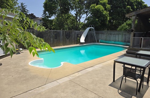 Whitby House | Luxury home 4BR, Pool, & 5 Mins to 401